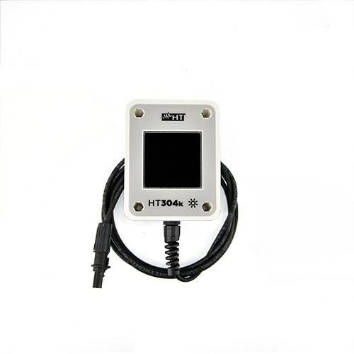 Un petit capteur blanc portant l'inscription 'HT304k' et relié à un câble noir est posé sur un fond blanc.