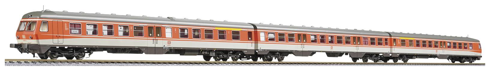 Un train orange et blanc composé de plusieurs wagons est stationné sur une voie ferrée.