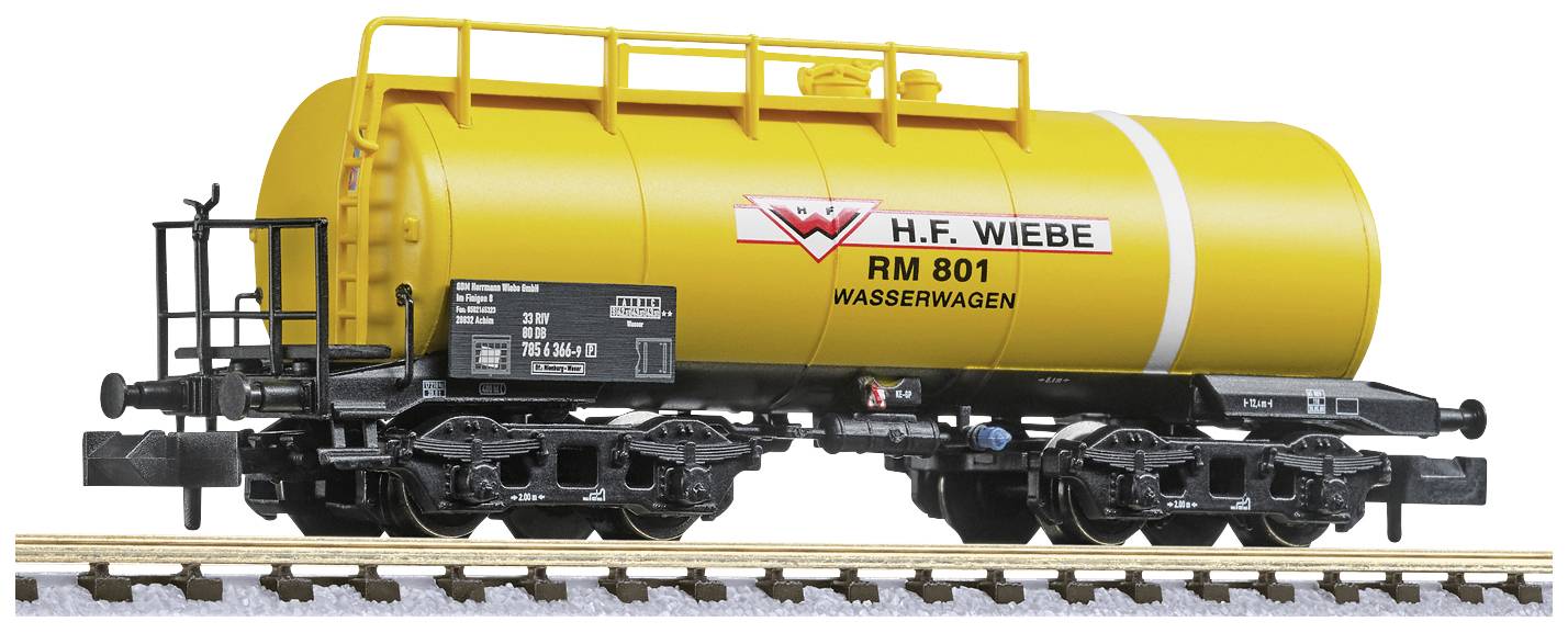 Un wagon-citerne jaune de la marque H.F. Wiebe, portant l'inscription 'RM 801 WAGON-CITERNE D'EAU', est stationné sur une voie ferrée.