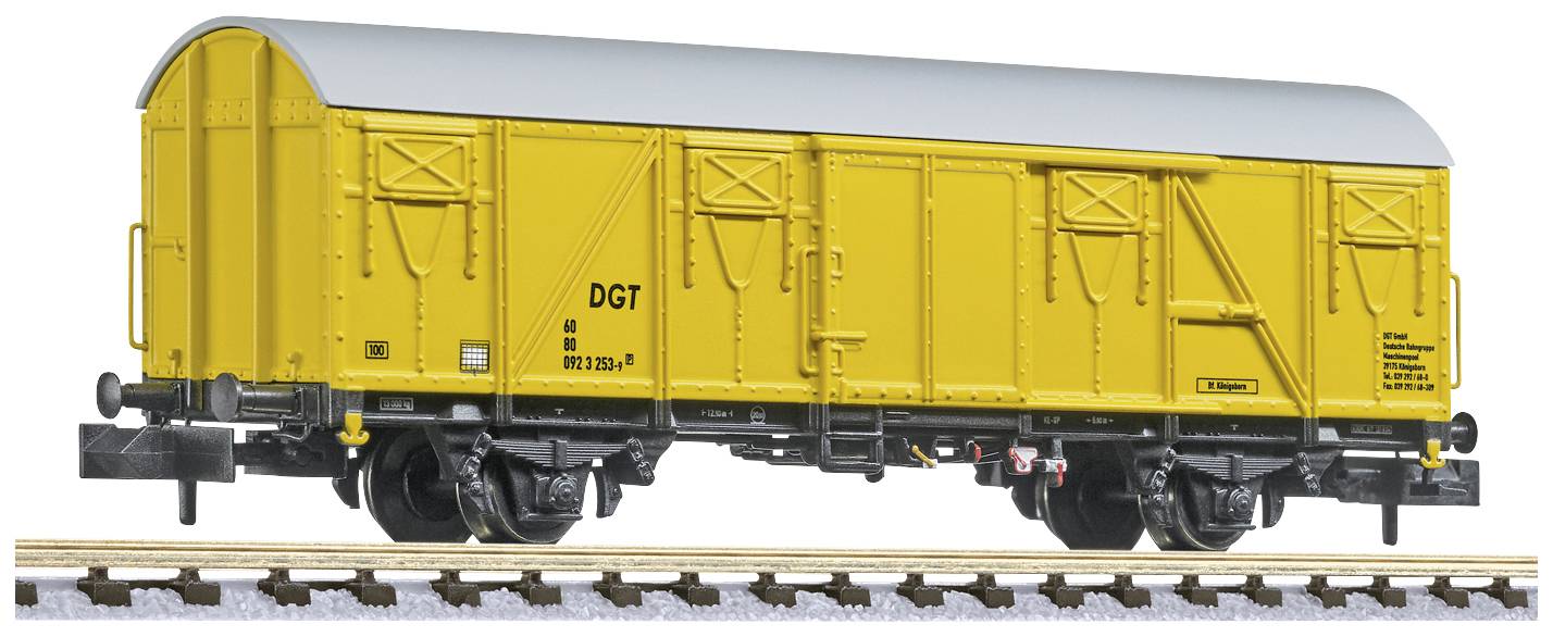 Wagon de marchandises jaune avec un toit gris sur des rails. Deux grandes portes sur les côtés, portant l'inscription 'DGT' et des détails techniques.
