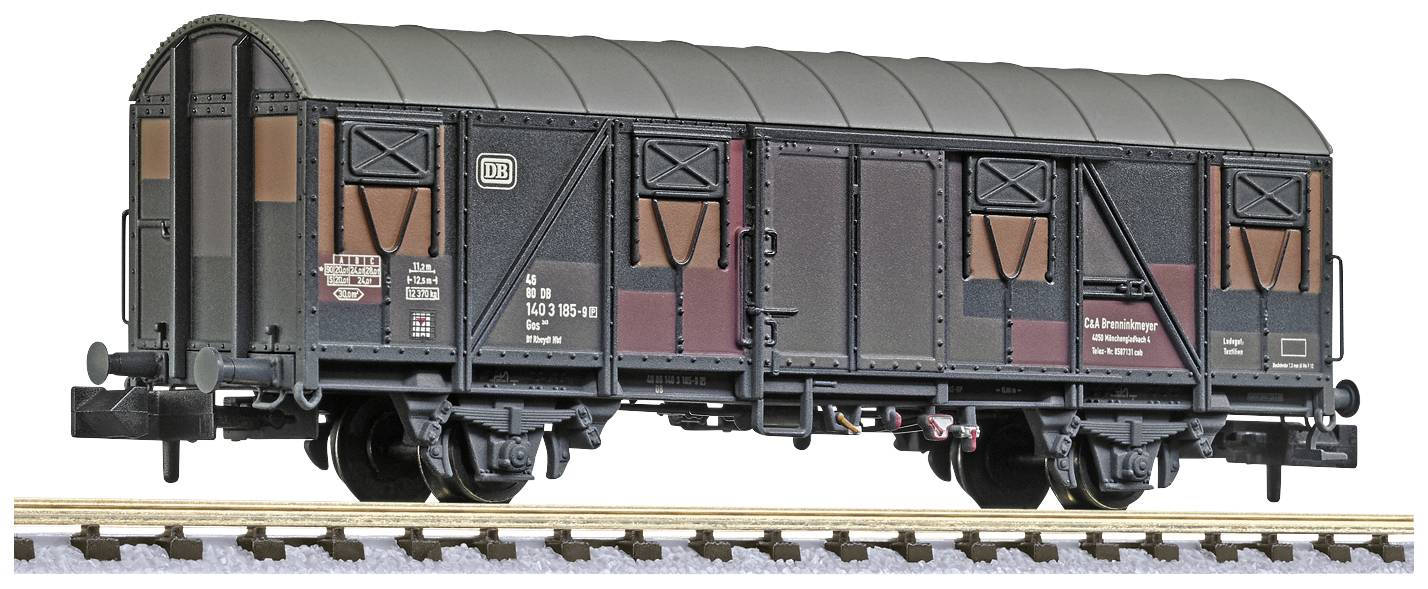 Un modèle d'un wagon couvert de marchandises dans des tons sombres sur une section de voie ferrée, montrant des détails tels que les portes et la structure du toit.