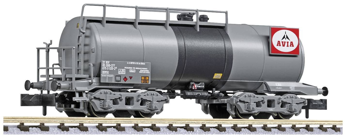 Une citerne grise portant un logo 'AVIA' circule sur une voie ferrée. Le wagon est détaillé et conçu comme un accessoire pour train miniature.