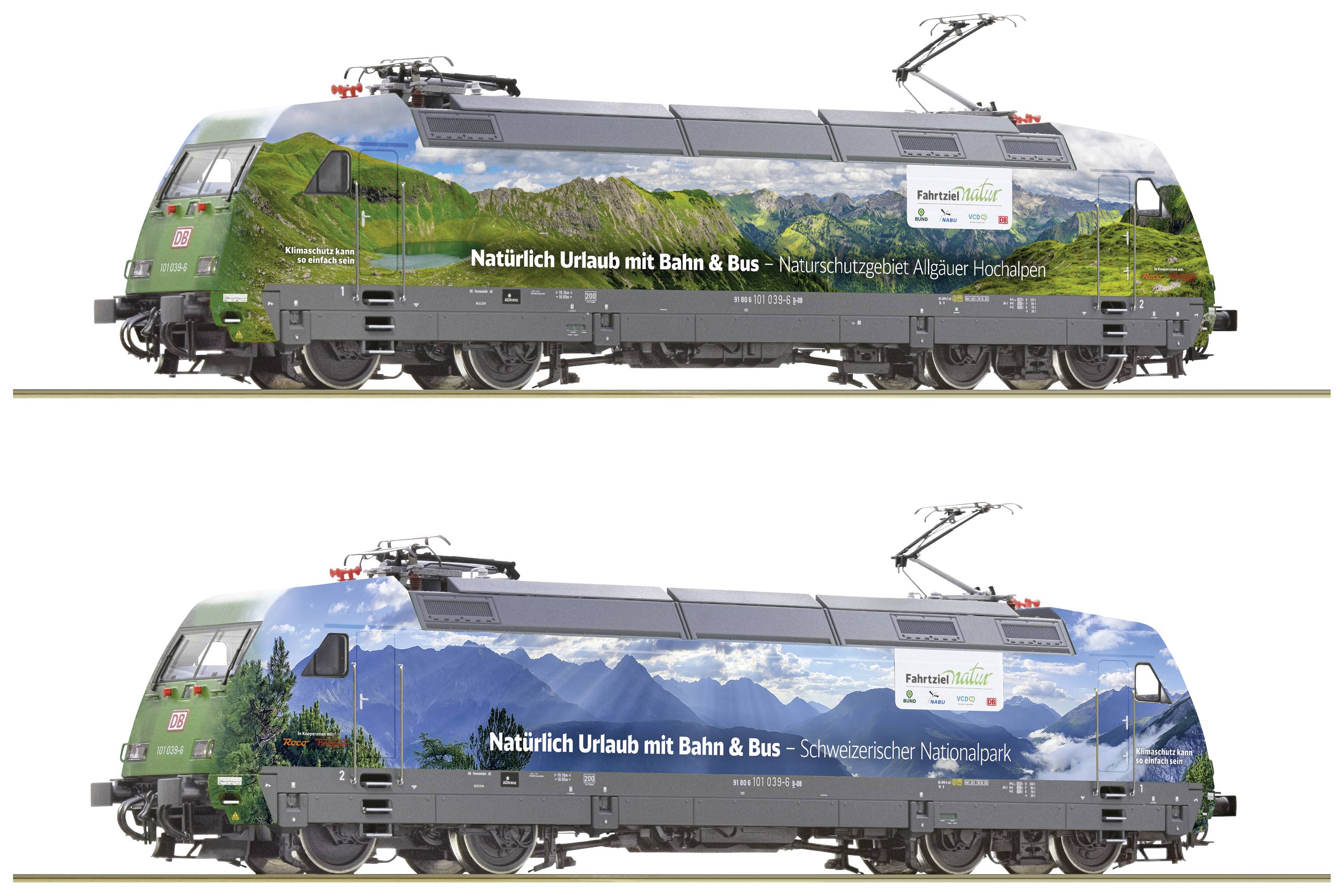 Deux locomotives vertes avec un motif de paysage et un message publicitaire : « Bien sûr, des vacances avec train & bus » pour les parcs naturels alpins.