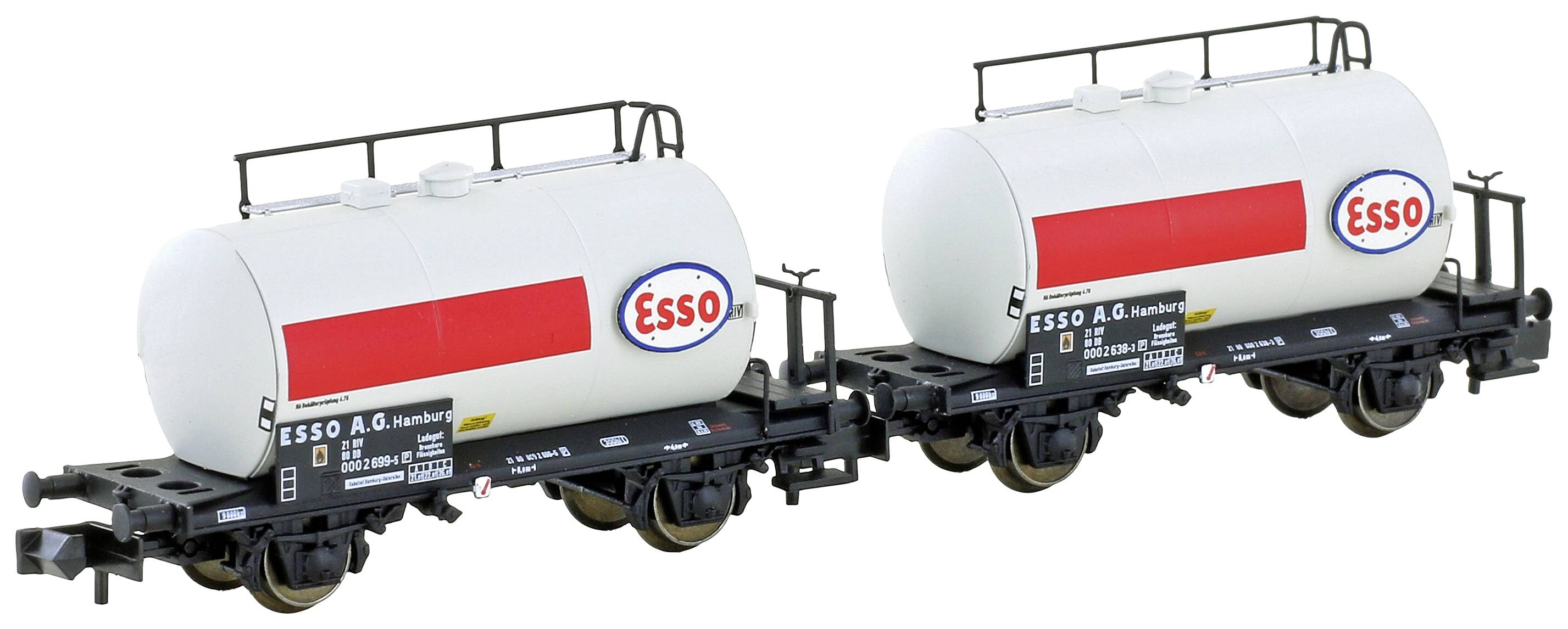 Deux wagons-citernes de train miniatures avec le logo 'Esso', connectés en ligne. Ils sont blancs avec des châssis noirs et des détails rouges.