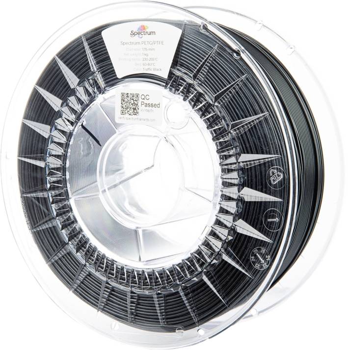 Un rouleau de filament PETG noir pour imprimante 3D. La bobine est dotée d'un boîtier transparent avec une étiquette et un code QR sur le devant.