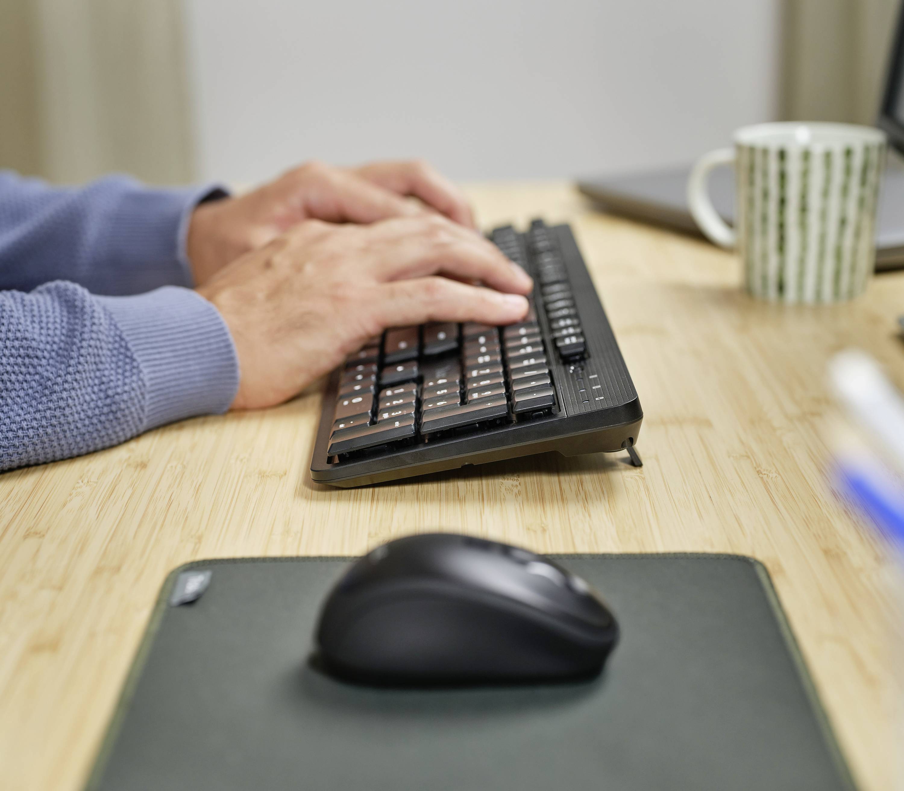 Trust ODY II Bluetooth Kit souris + clavier avec clavier numérique allemand, QWERTZ noir