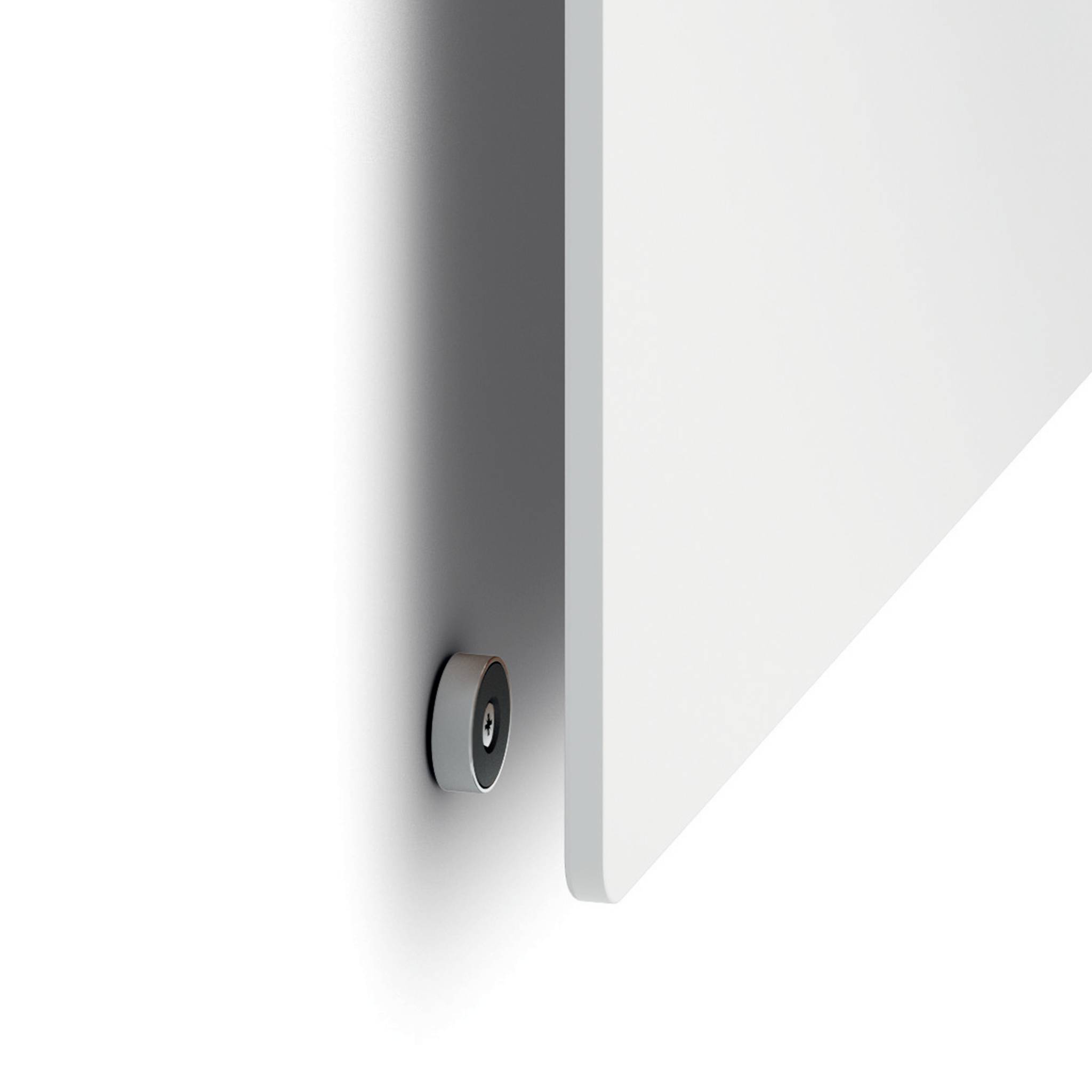 Un panneau rectangulaire fait saillie d'un mur, maintenu par un support circulaire. Design minimaliste et moderne.