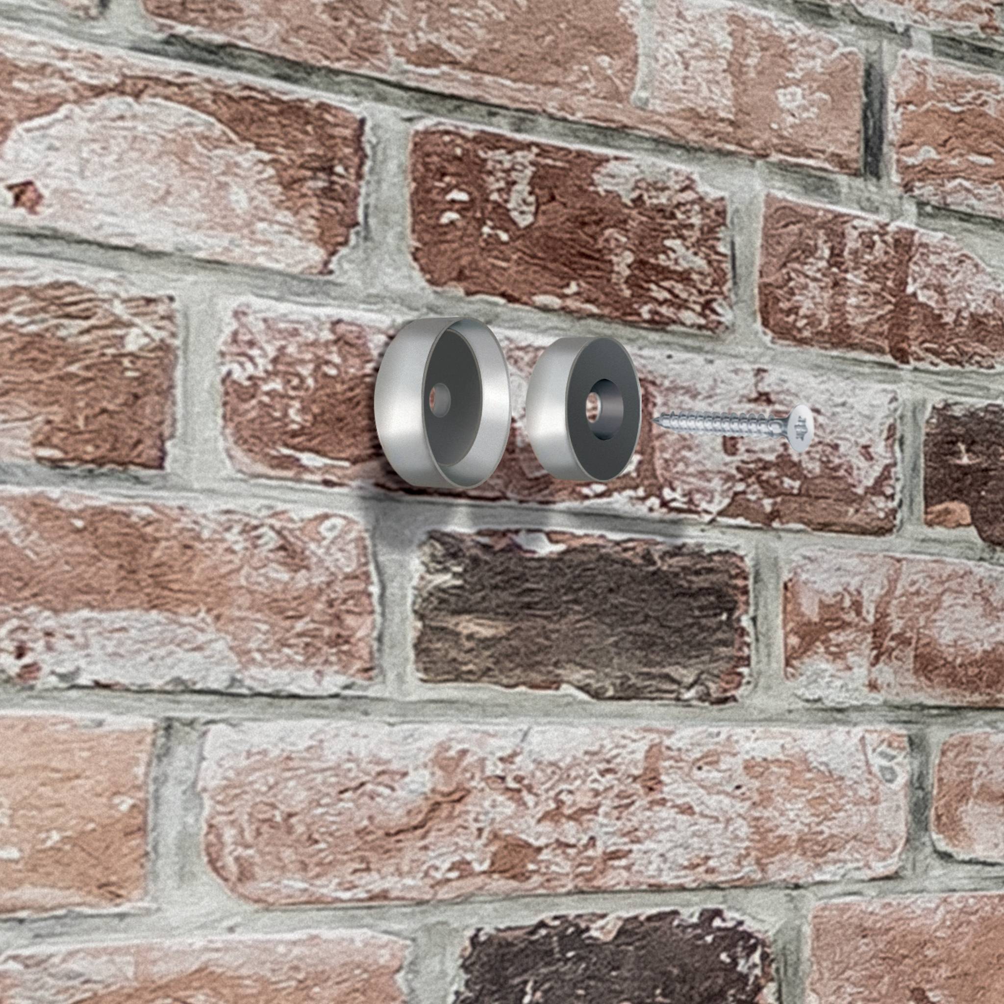 Deux sorties de ventilation rondes installées sur un mur de briques afin d'améliorer la circulation de l'air.