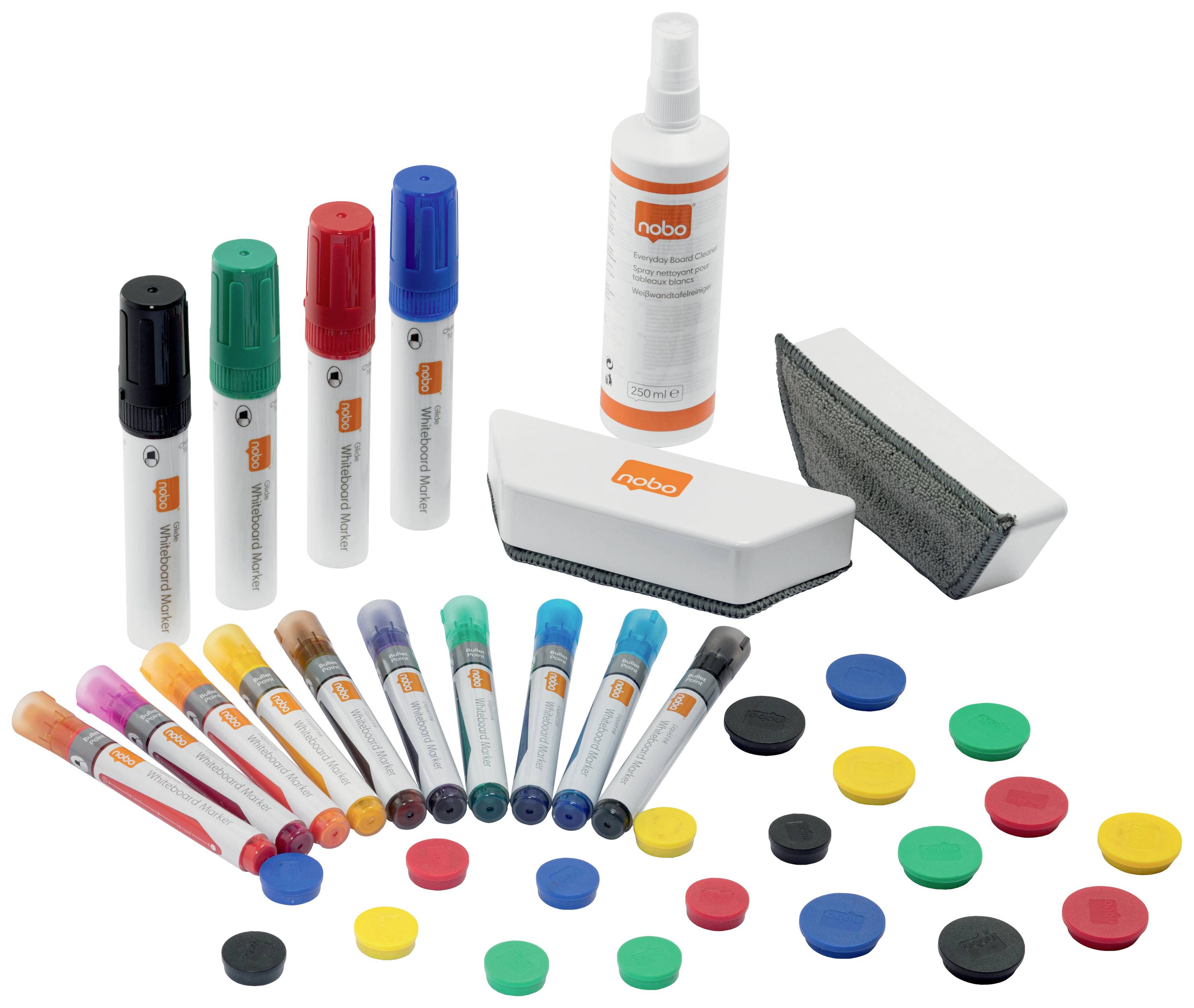 Différents marqueurs pour tableau blanc de couleurs variées, gomme, spray de nettoyage et aimants colorés disposés sur un fond blanc.