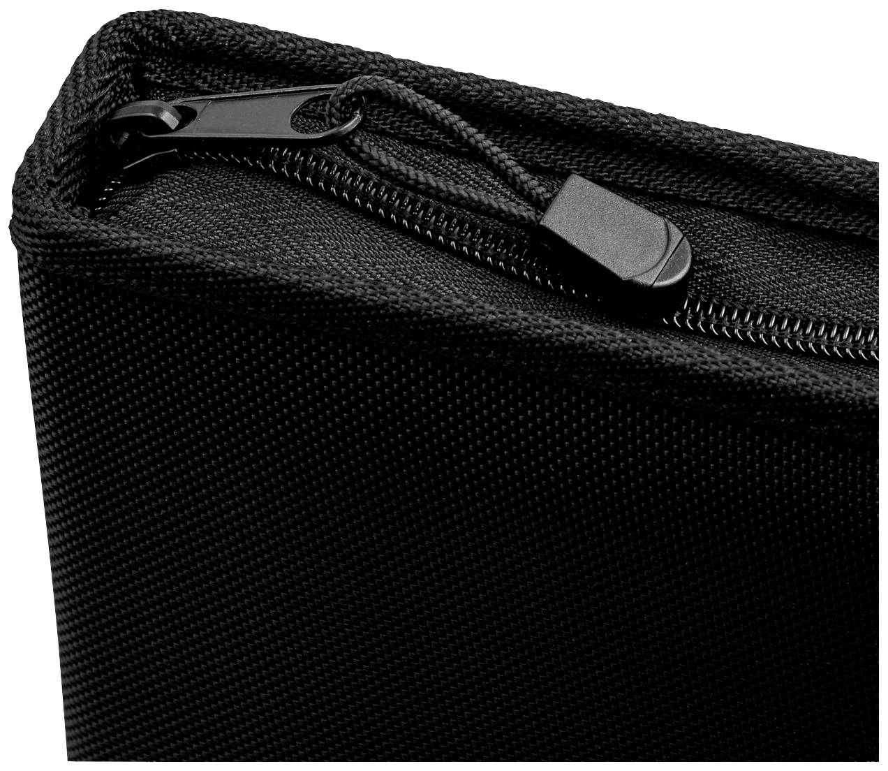 Un sac à fermeture éclair noir en tissu épais. L'accent est mis sur la fermeture à glissière fermée et la texture structurée.