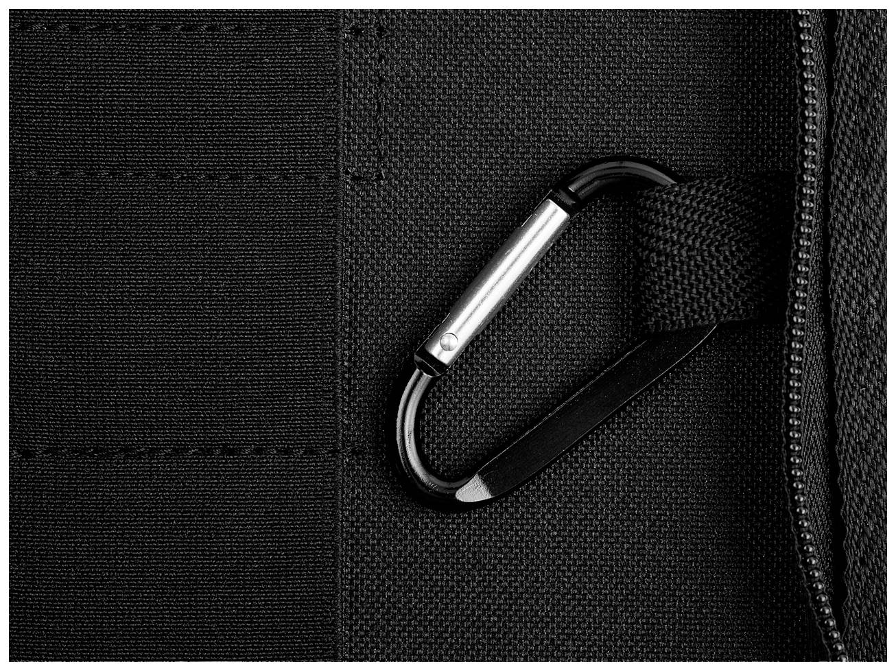 Un mousqueton noir est fixé à un tissu noir.