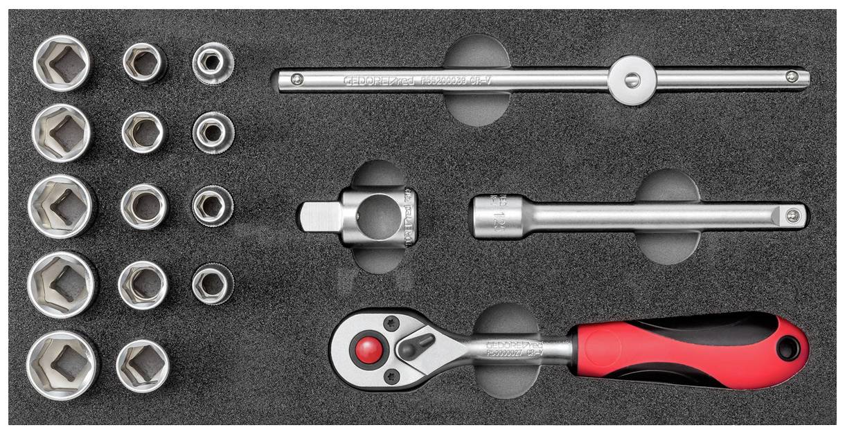 Coffret de douilles avec insert en mousse, cliquet, rallonges et différentes douilles.