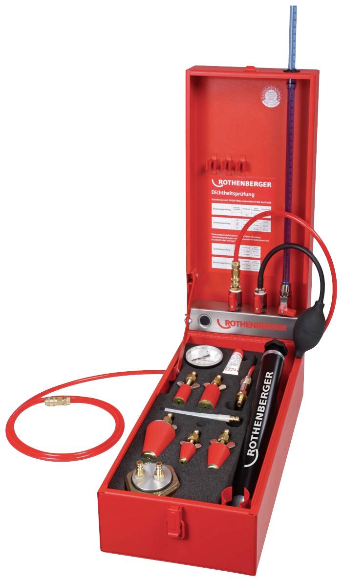 Un dispositif de test ouvert rouge avec des manomètres et des tuyaux pour les installations de chauffage et de plomberie.