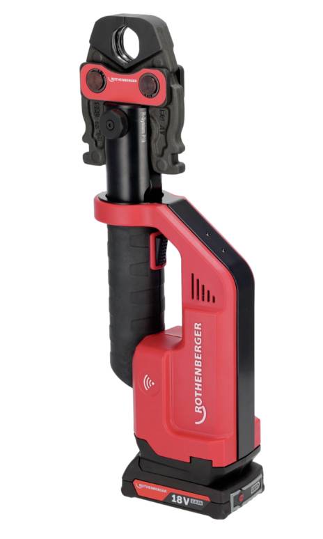 Un outil de pressage portable rouge avec une poignée noire, utilisé pour les installations sanitaires et de chauffage. Nom de marque visible.