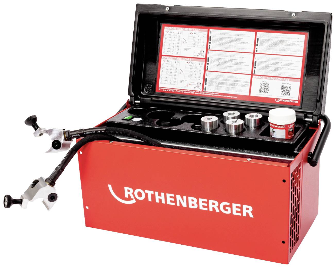 Une boîte à outils rouge de la marque Rothenberger avec le couvercle ouvert. À l'intérieur se trouvent des outils pour tuyauterie et un bidon de lubrifiant.