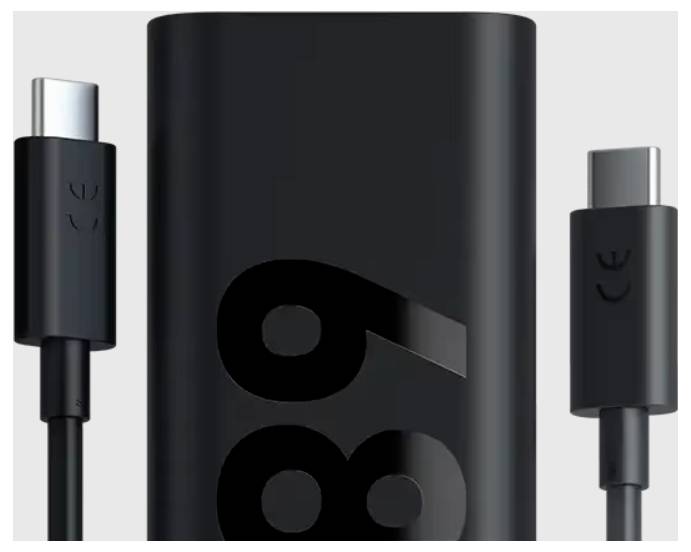 Chargeur noir avec deux câbles USB-C, prenant en charge une puissance de sortie de 89 W.