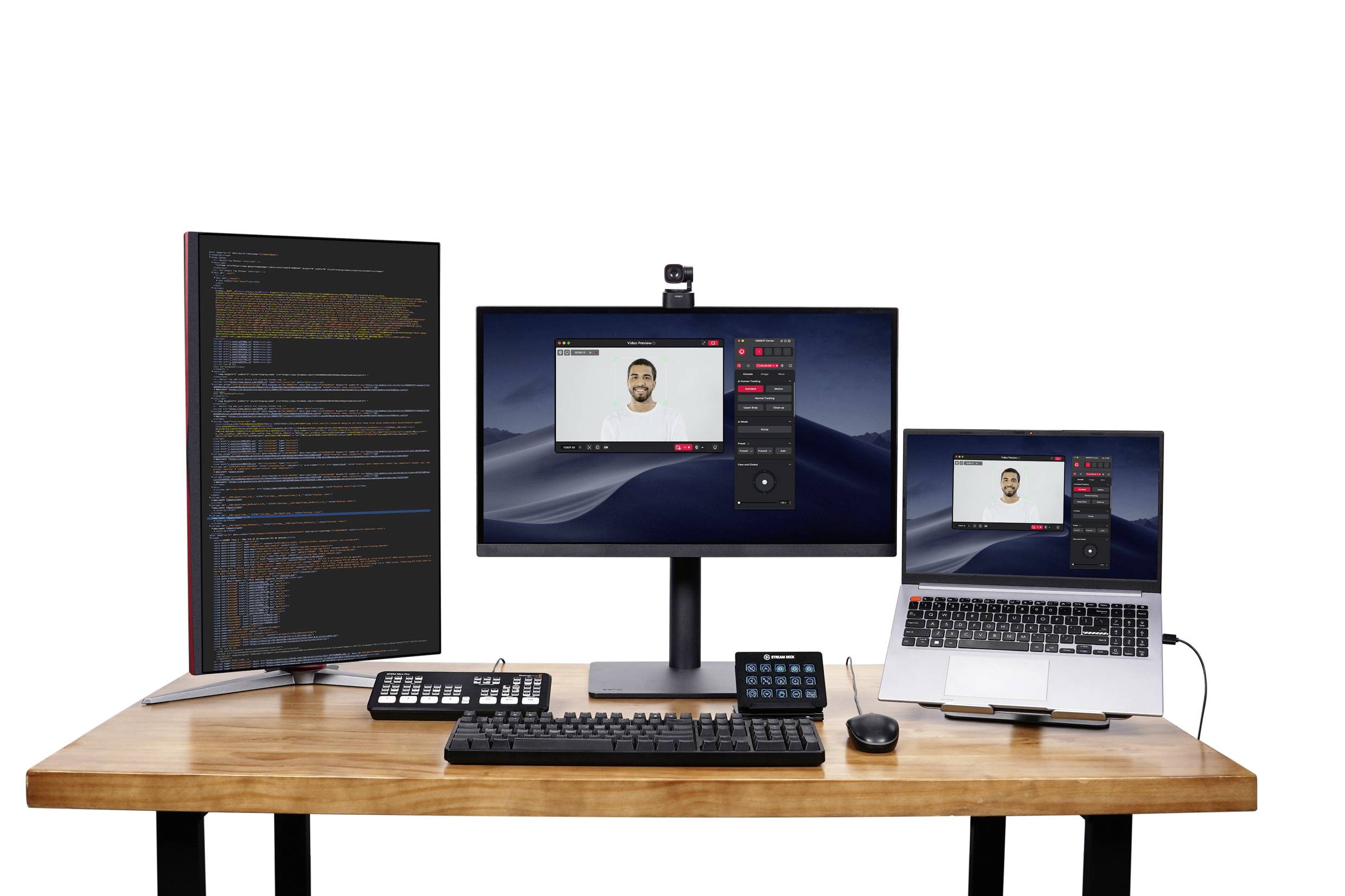Un bureau avec deux écrans, un ordinateur portable, un clavier et une souris. Sur les écrans, on peut voir du code de programmation et un appel vidéo.