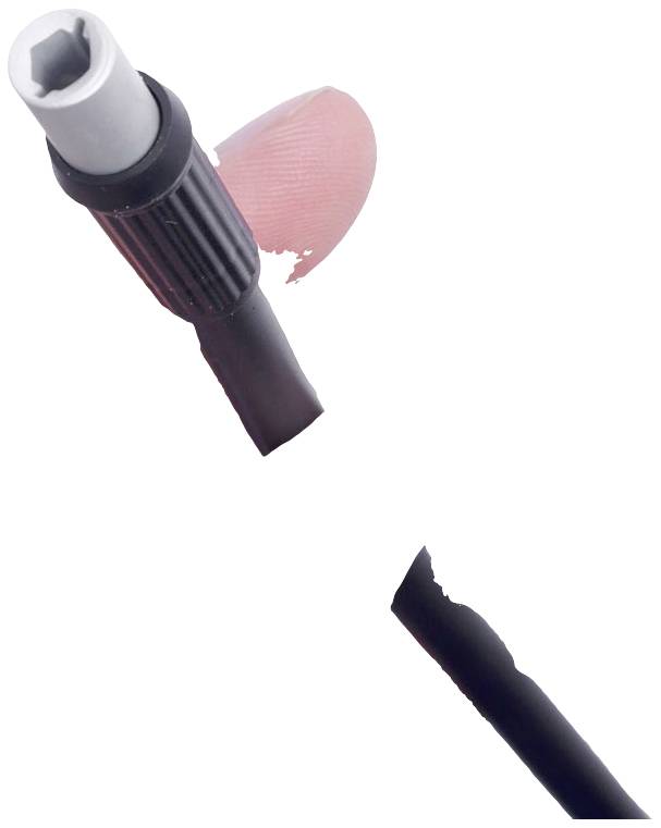 Un câble noir avec un composant métallique gris et rond à une extrémité. Une pièce en plastique rose est visible près de la pointe.