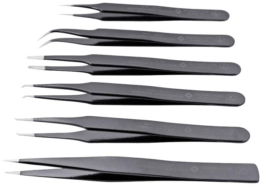 Six pinces noires aux différentes formes et tailles de pointes, disposées sur une surface blanche. Convenant aux travaux de précision.