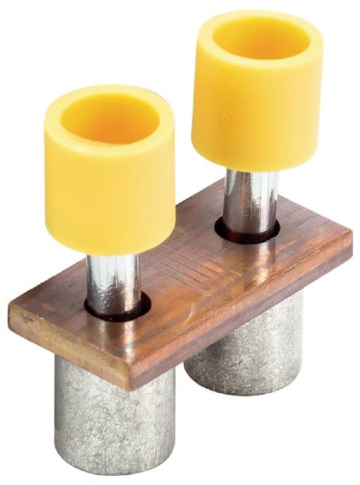 Pièce en cuivre avec deux capuchons en plastique jaunes sur des tubes métalliques verticaux. Utilisation peu claire, probablement un connecteur technique.