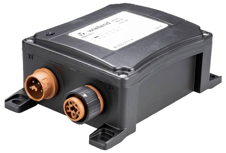 Appareil électronique noir avec des connecteurs orange, nom de marque sur le dessus. Probablement partie d'un système électrique.