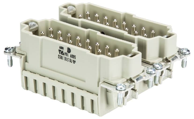 Un connecteur électrique rectangulaire avec plusieurs broches métalliques disposées en deux rangées, monté sur une plaque de fixation.