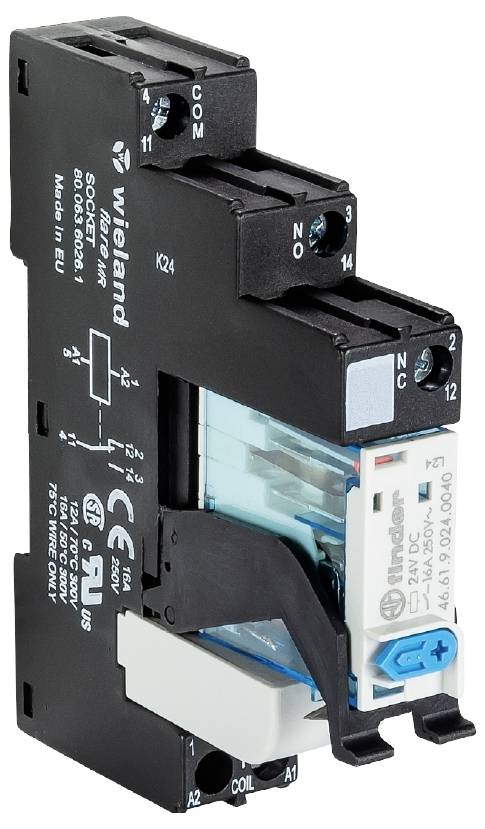 Relais électrique noir avec plusieurs bornes de connexion et étiquetage clair indiquant les spécifications techniques sur le côté de l'appareil.