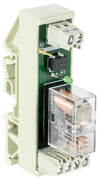 Un relais électrique avec plusieurs bornes de connexion et un couvercle transparent, monté sur un rail DIN.