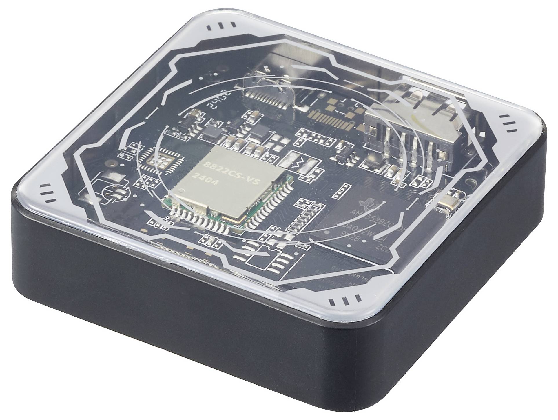 Un boîtier en plastique noir avec un couvercle transparent présente des composants électroniques, dont une puce électronique, sur une carte de circuit imprimé.