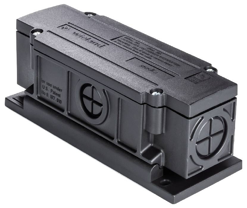 Un boîtier électrique rectangulaire noir avec des vis et des marquages gravés.