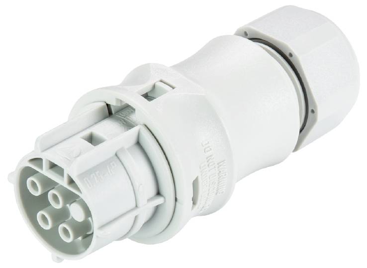 Une prise électrique blanche multibroche, adaptée aux applications industrielles, est posée sur une surface blanche.