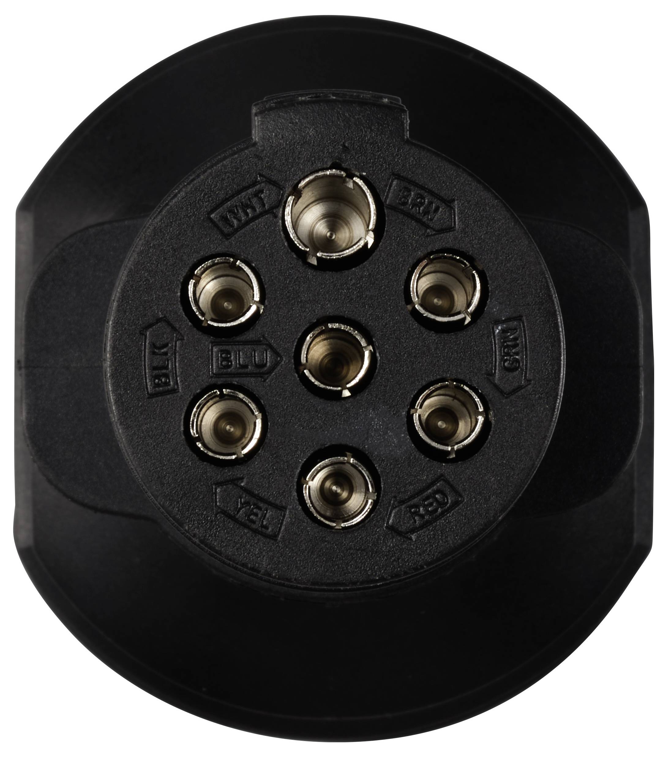 Connecteur avec sept broches métalliques rondes, disposées en cercle, sur une plaque en plastique noir. Principalement utilisé pour les prises de remorque.