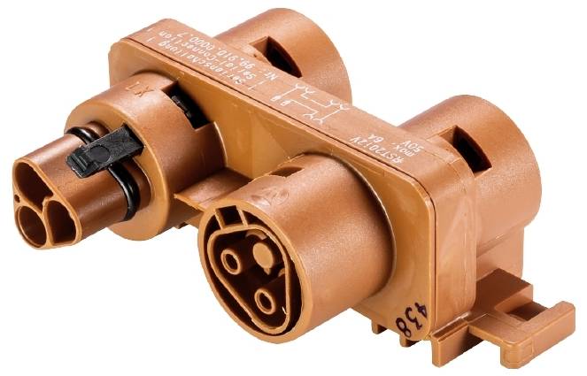 Connecteur électrique orange à plusieurs bornes et avec des étiquettes, couramment utilisé dans les applications automobiles.