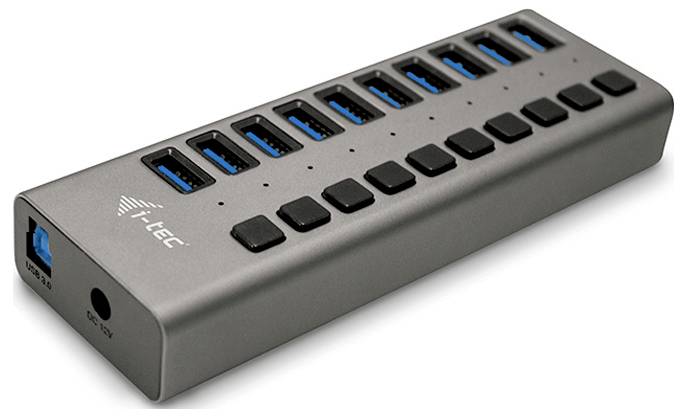 Hub USB à sept ports, boîtier argenté, logo de marque sur le côté, affichant des ports USB 3.0 et une connexion d'alimentation.