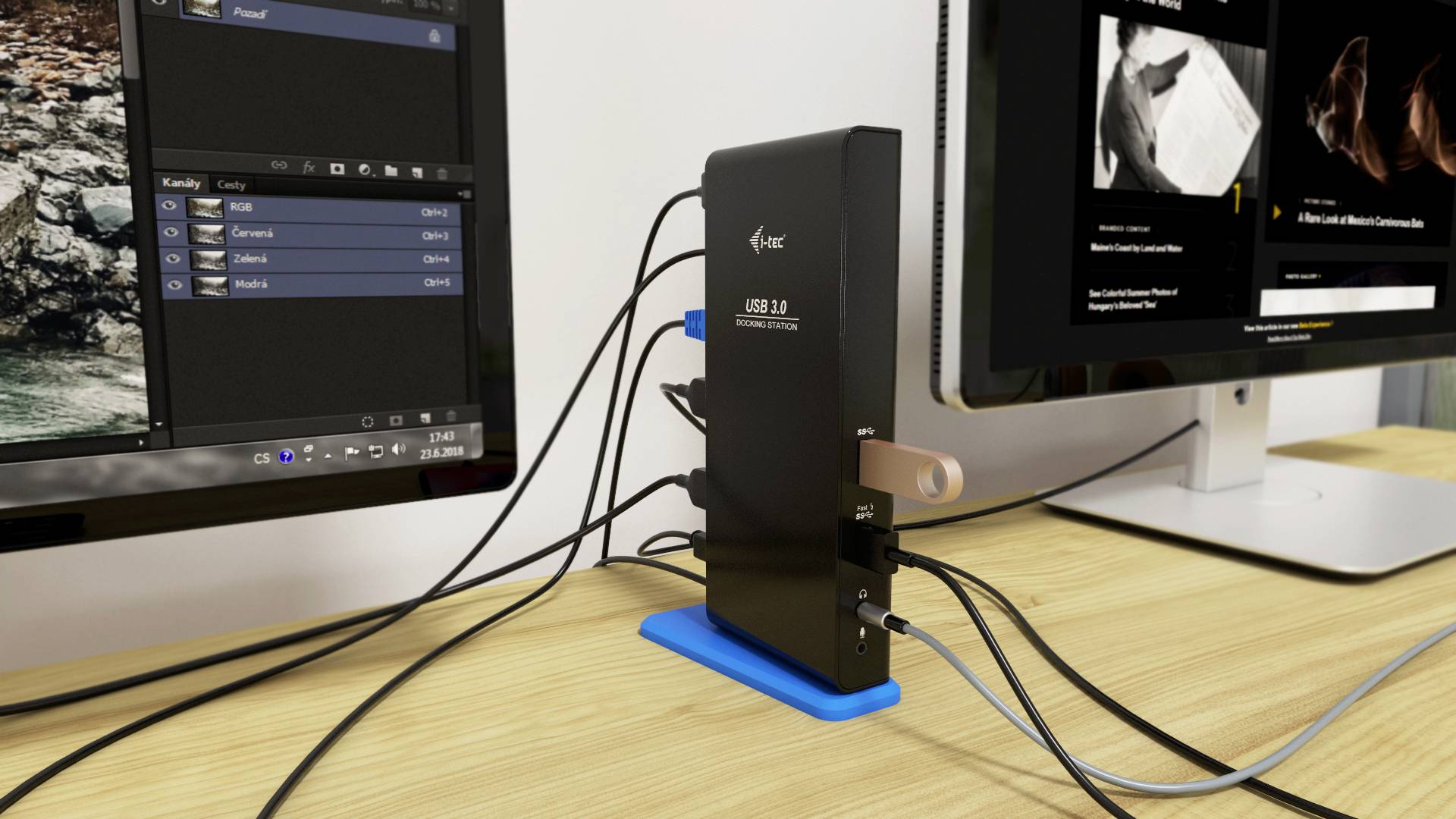 Un hub USB 3.0 relie plusieurs appareils à un ordinateur sur une table. Deux moniteurs affichent des programmes connectés au hub.