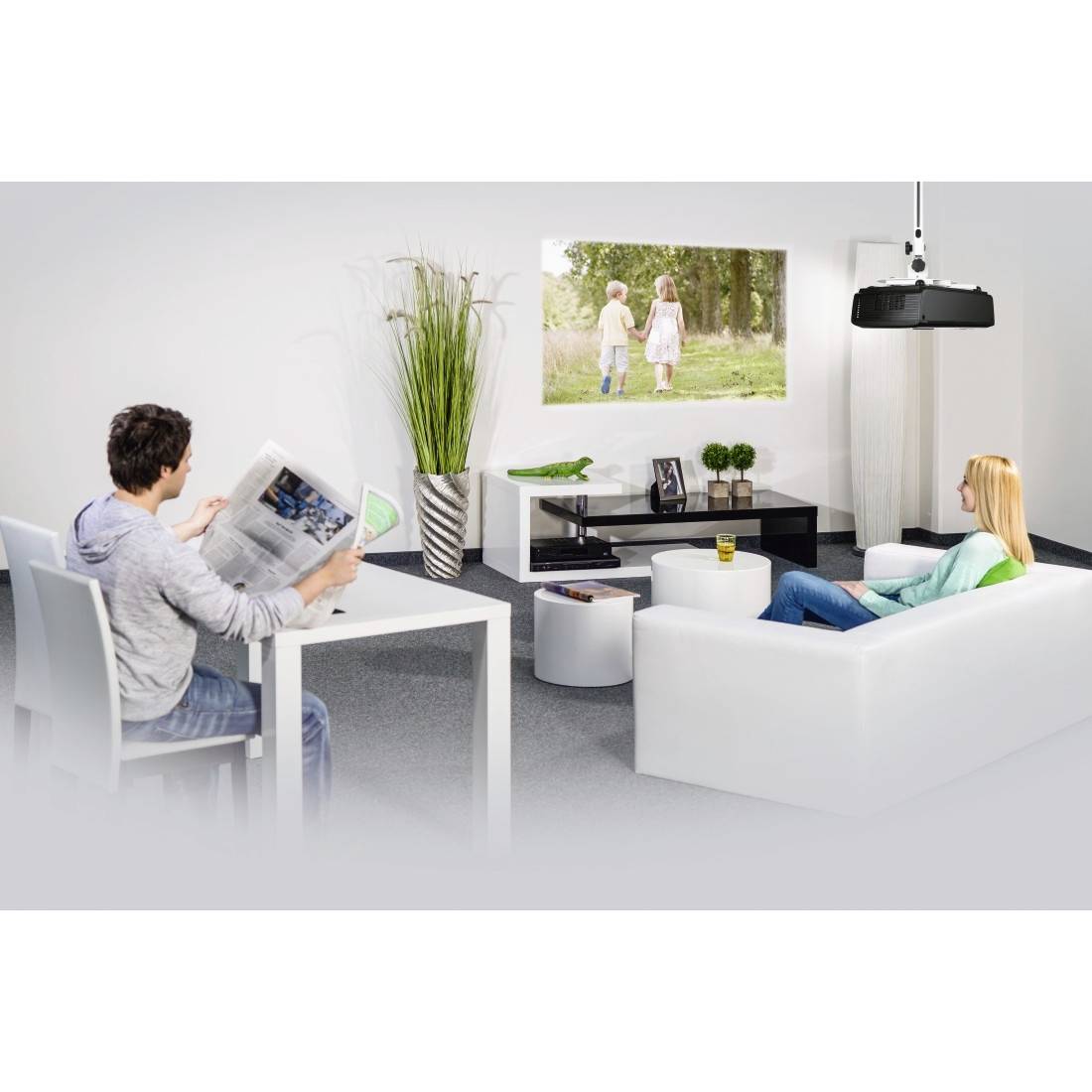 Un homme lit le journal, tandis qu'une femme est assise sur un canapé et regarde un documentaire animalier à la télévision. Salon au design moderne.