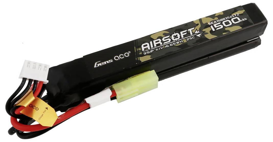 Batterie Lipo avec l'inscription 'Airsoft 1500 mAh', boîtier noir, plusieurs câbles et connecteurs visibles.