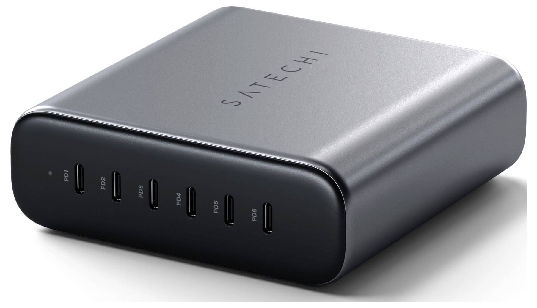 Un chargeur noir de Satechi doté de sept ports USB-C sur sa façade.