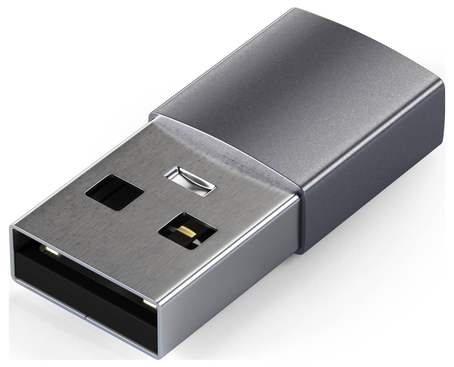 Une clé USB argentée avec un boîtier métallique est posée sur une surface blanche.