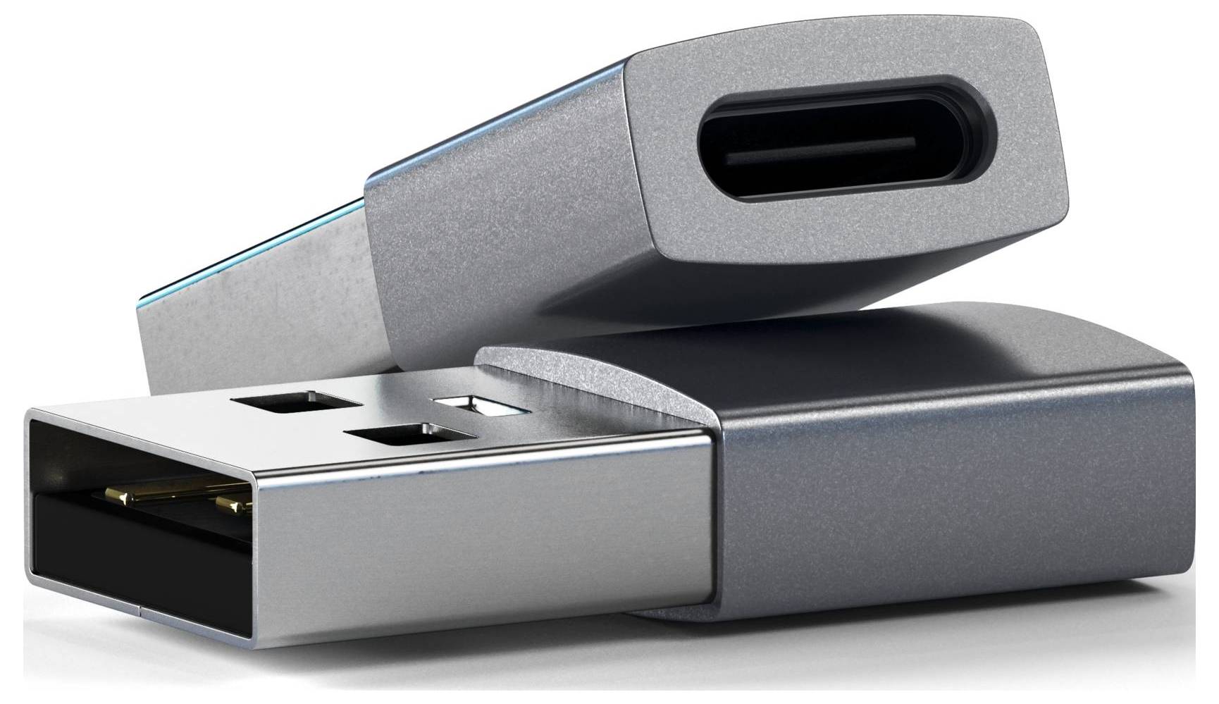 Deux adaptateurs USB, l'un avec une connexion USB-A et l'autre avec une connexion USB-C. Design argenté, placés côte à côte.