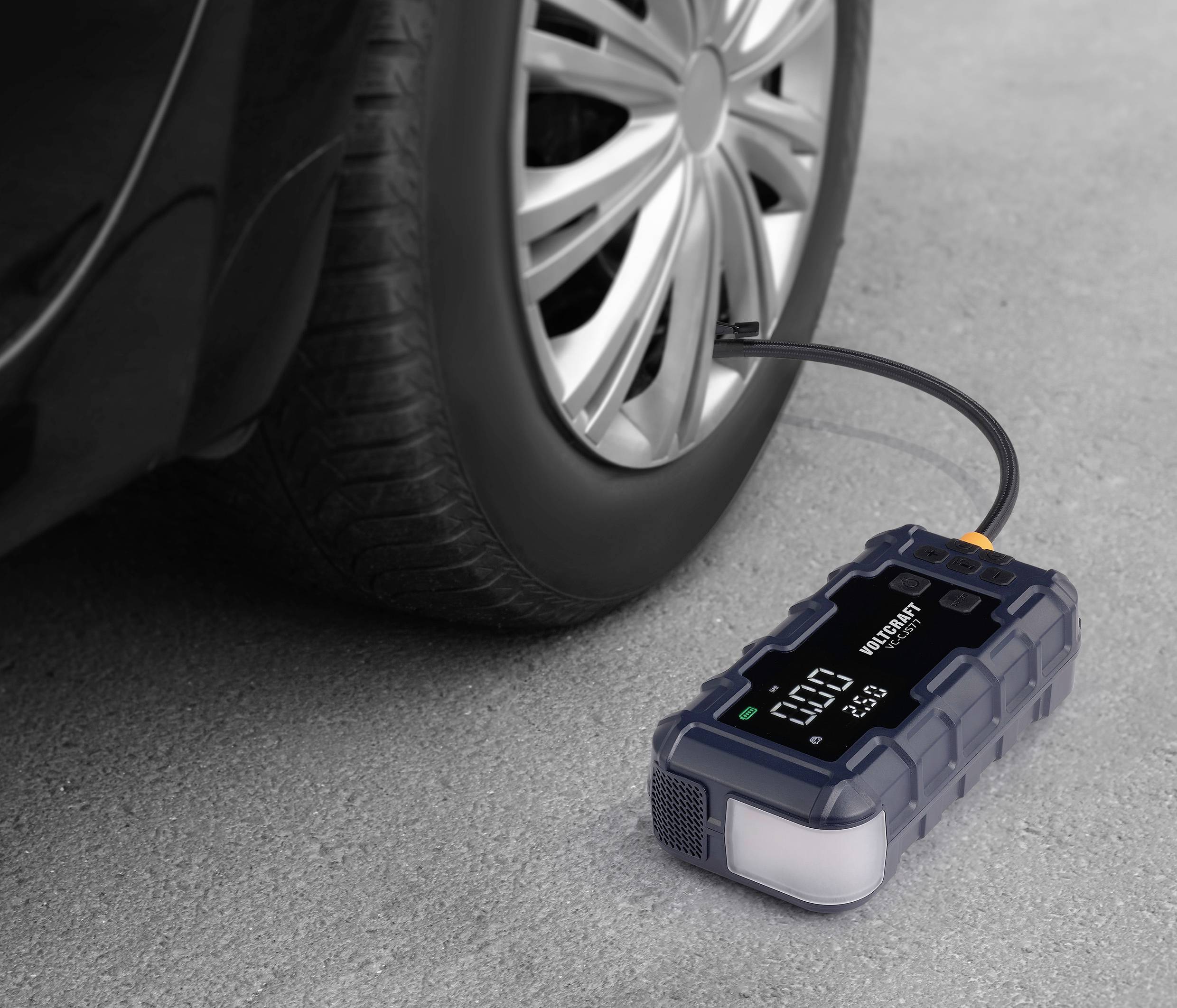 Compresseur numérique portable pour gonfler les pneus de voiture. L'écran LCD affiche la pression en bars. Câble de connexion attaché.