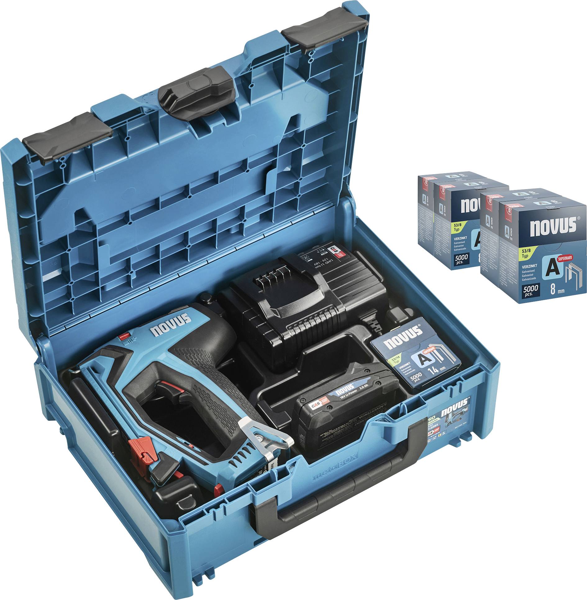 Une boîte à outils bleue ouverte contenant un agrafeur électrique, un chargeur et des batteries. Trois paquets d'agrafes sont disposés à côté.