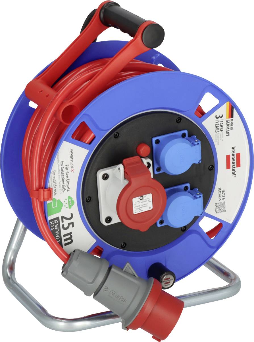 Enrouleur de câble bleu portable avec poignée rouge, cordon de rallonge rouge enroulé, et fiches électriques gris/rouge, sur un support métallique.