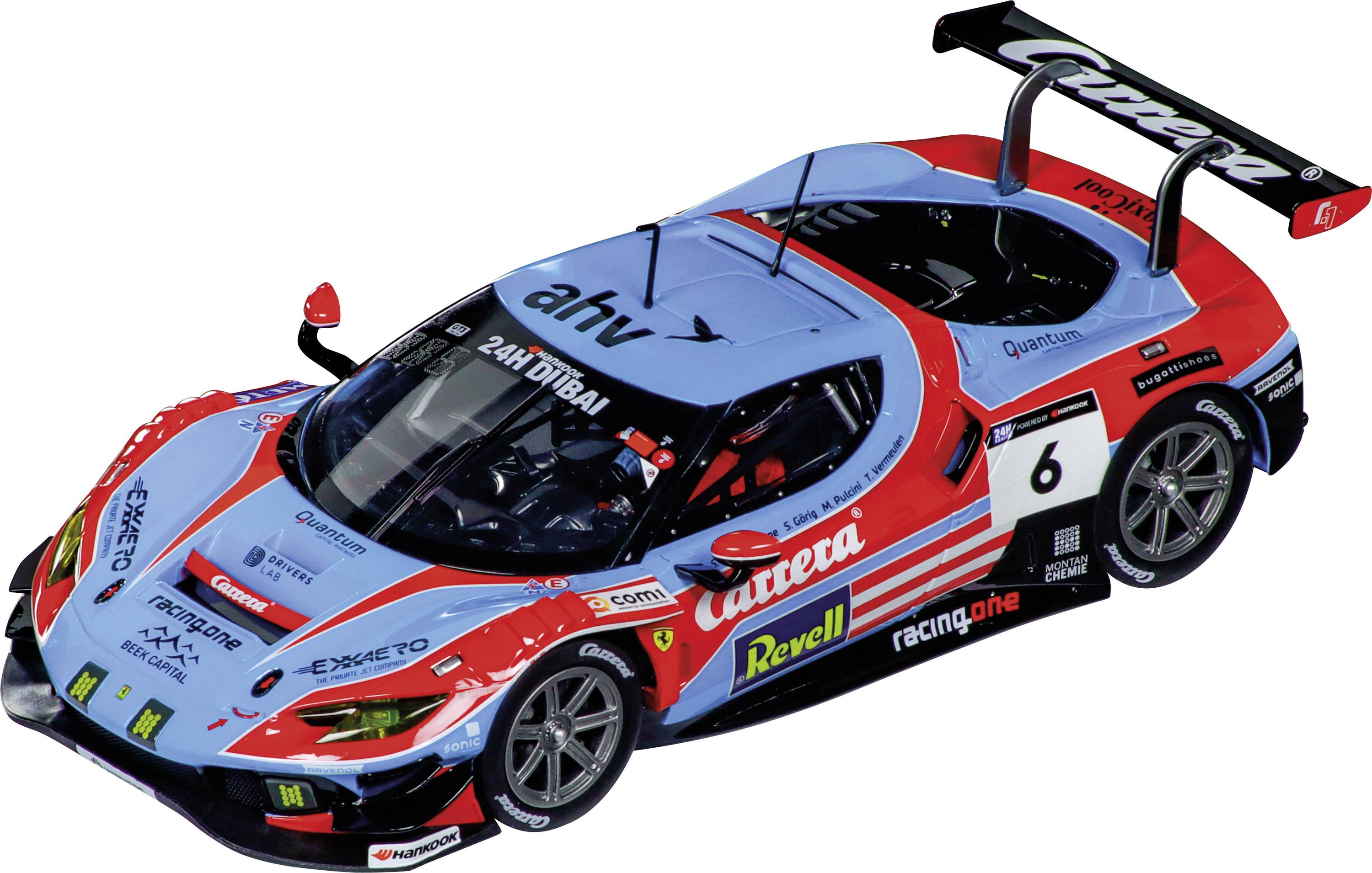 Modèle de voiture de course à l'échelle avec peinture bleue et rouge, logos de sponsors et le numéro de départ 6 sur le côté.