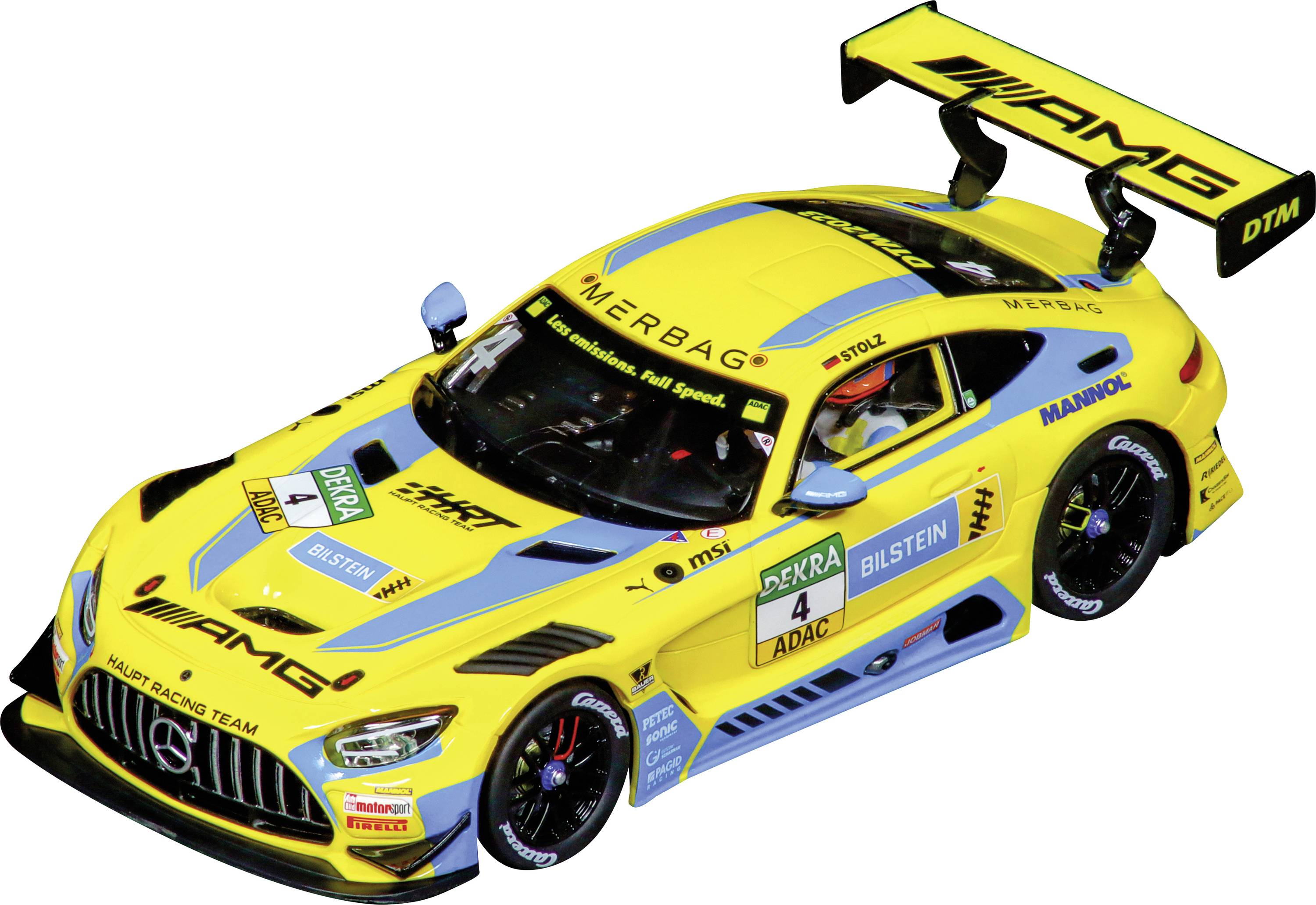 Voiture de course AMG jaune et bleue avec aileron, sponsorisée par plusieurs entreprises, sur une surface blanche, décorée d'autocollants de course.