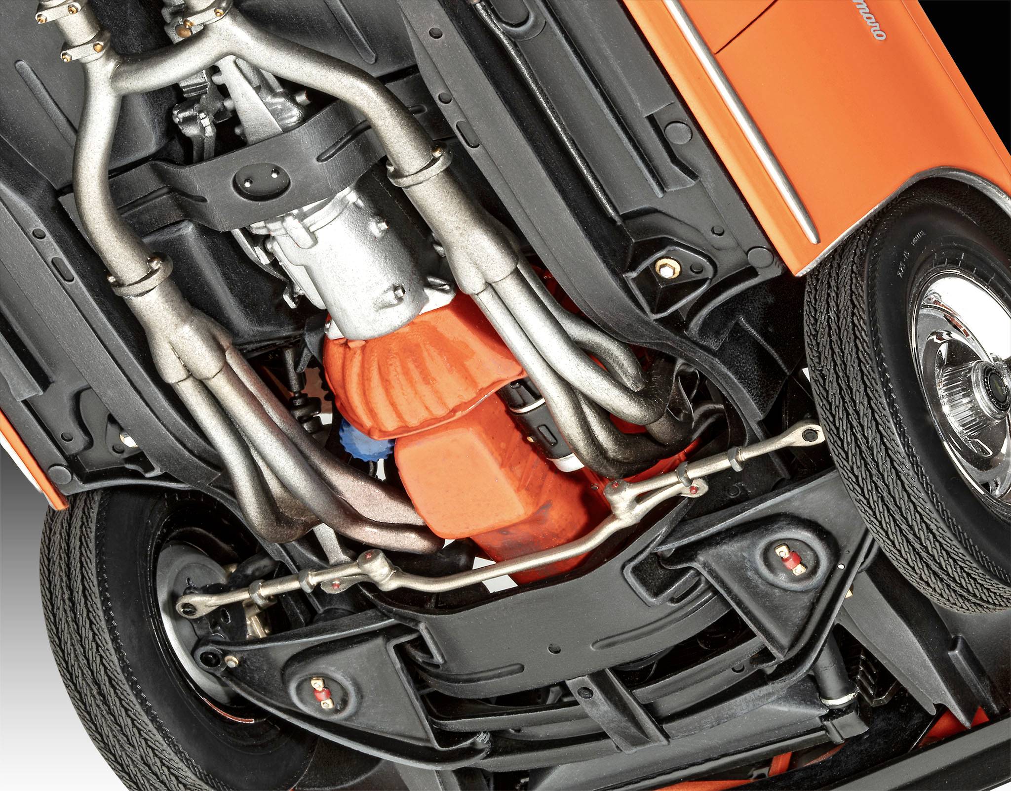 Vue de dessous d'une voiture orange avec un pot d'échappement visible et des pièces mécaniques. Le véhicule est légèrement incliné vers le haut.