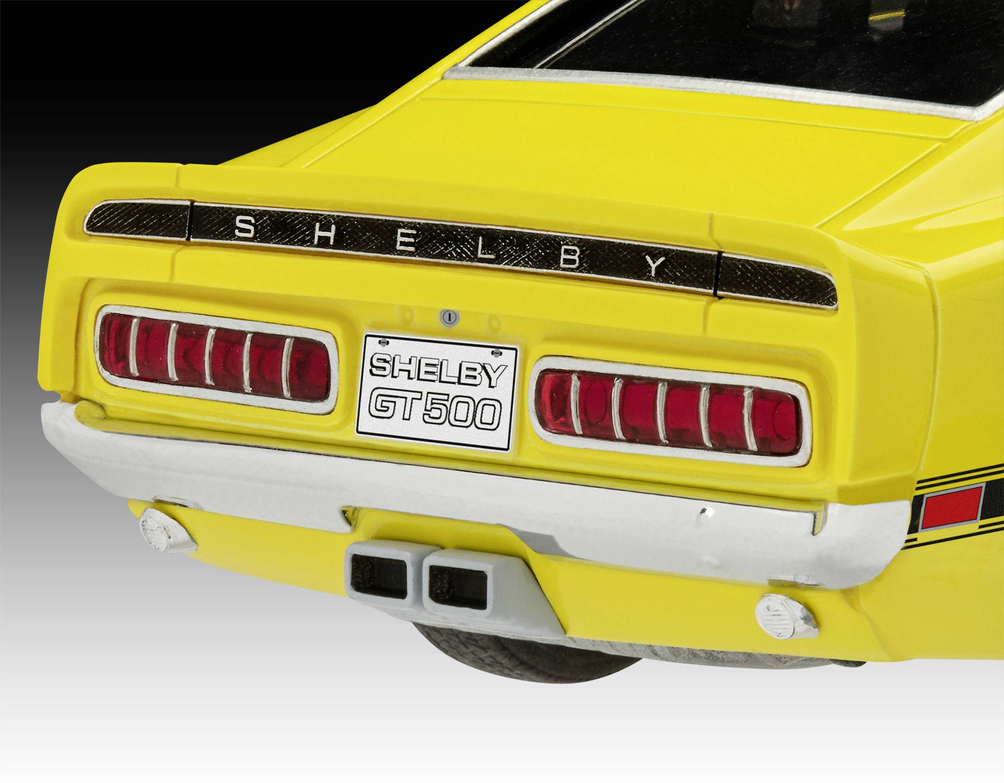 Voiture jaune avec 'SHELBY' à l'arrière et plaque d'immatriculation 'SHELBY GT500', montrant ses feux arrière et son échappement. Design de voiture de sport classique.