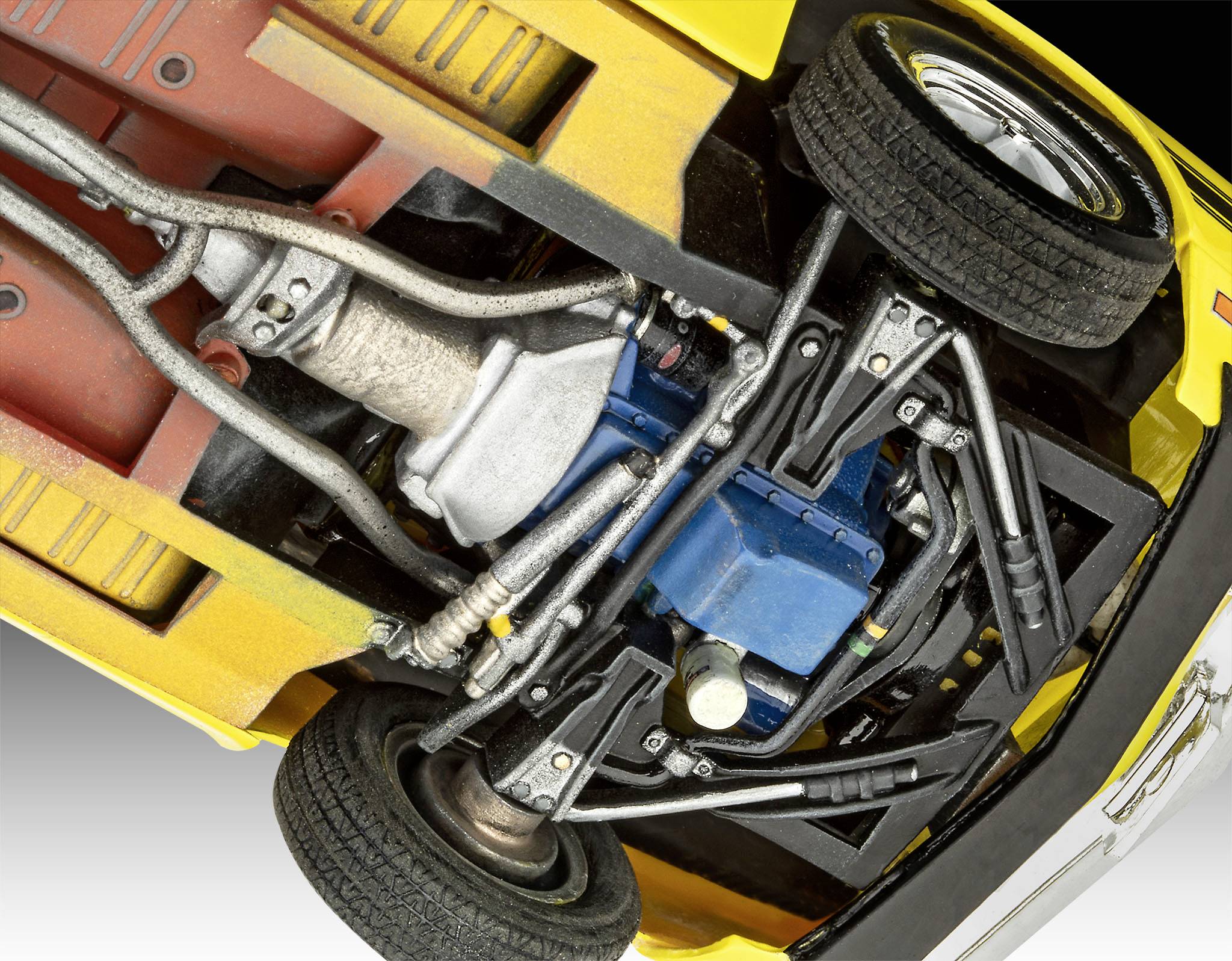 L'illustration montre le dessous d'une voiture miniature, où le châssis, le moteur et des parties du système d'échappement sont visibles.