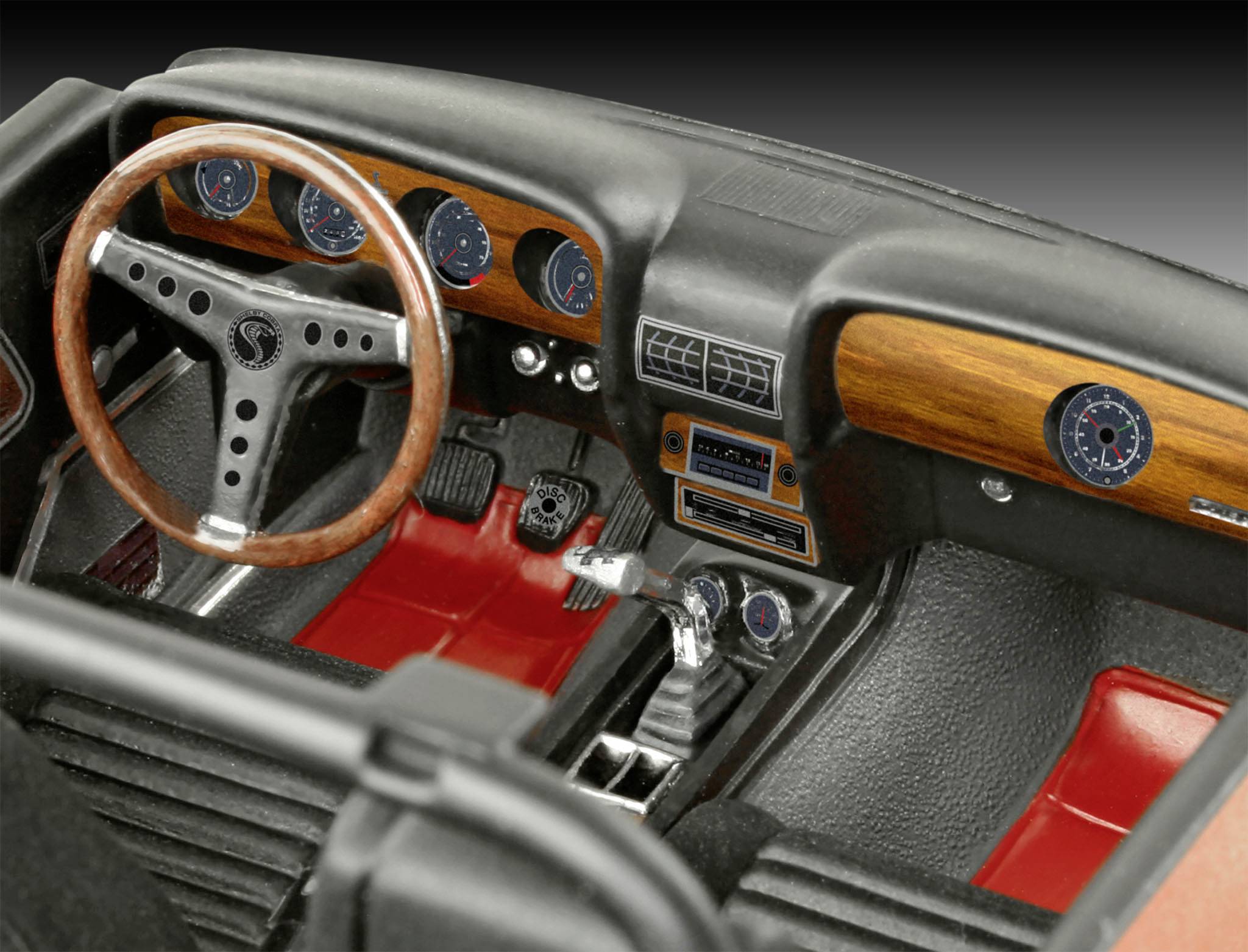 Vue intérieure d'un habitacle automobile de style rétro avec un volant en bois, un tableau de bord, des sièges rouges et plusieurs instruments analogiques.