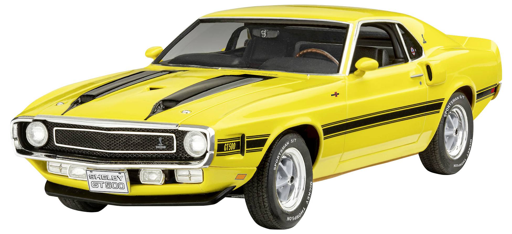 Une voiture de sport jaune vue de profil, design classique, capot rayé de noir, jantes chromées brillantes, stationnée sur une surface blanche.